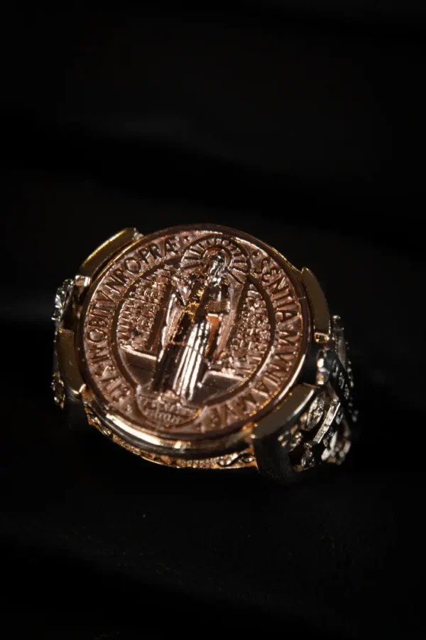 Anillo San Benito bicolor en oro 18K con circones blancos. Una joya religiosa elegante, simbólica y de protección espiritual.