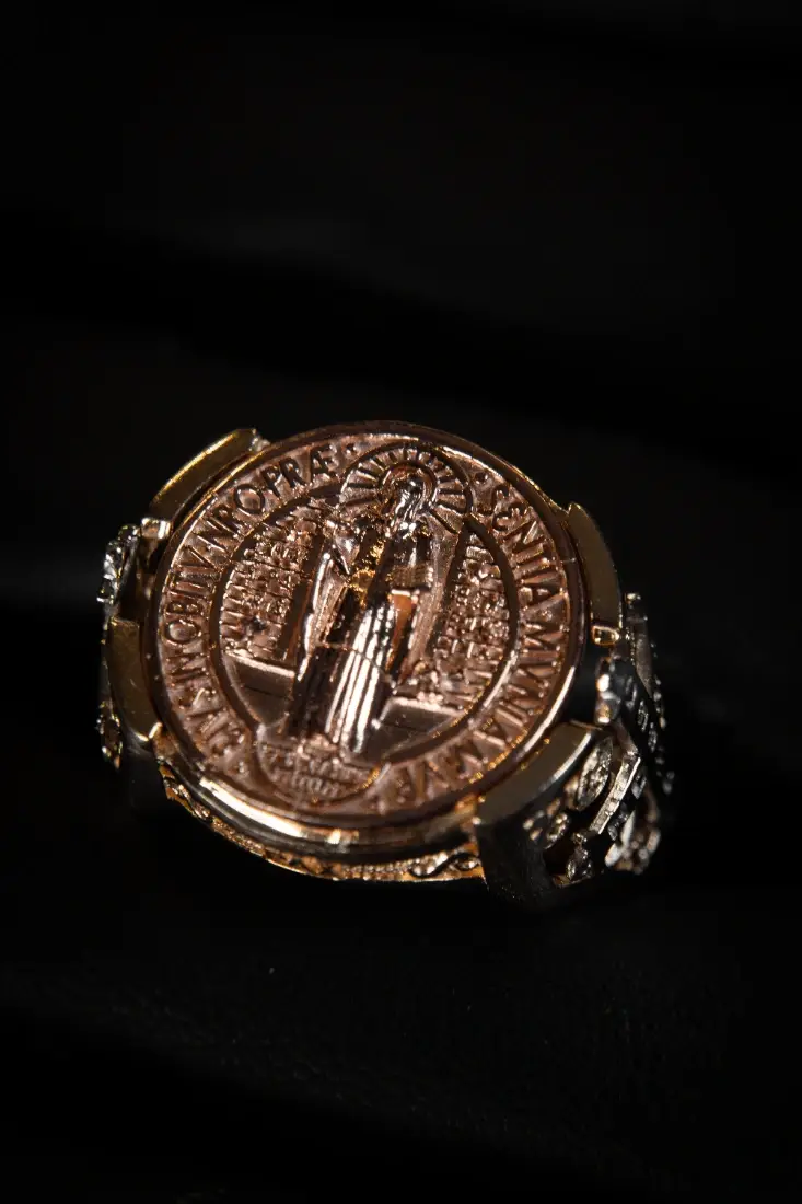 Anillo San Benito bicolor en oro 18K con circones blancos. Una joya religiosa elegante, simbólica y de protección espiritual.